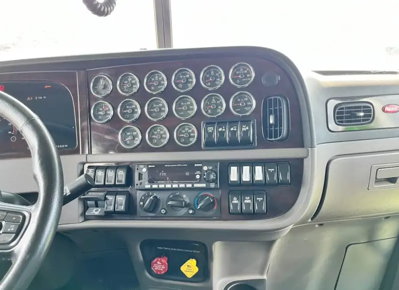 2023 Peterbilt 389 Cummins X15 photo 18