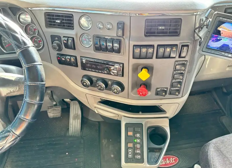 2017 Peterbilt 579 photo 24
