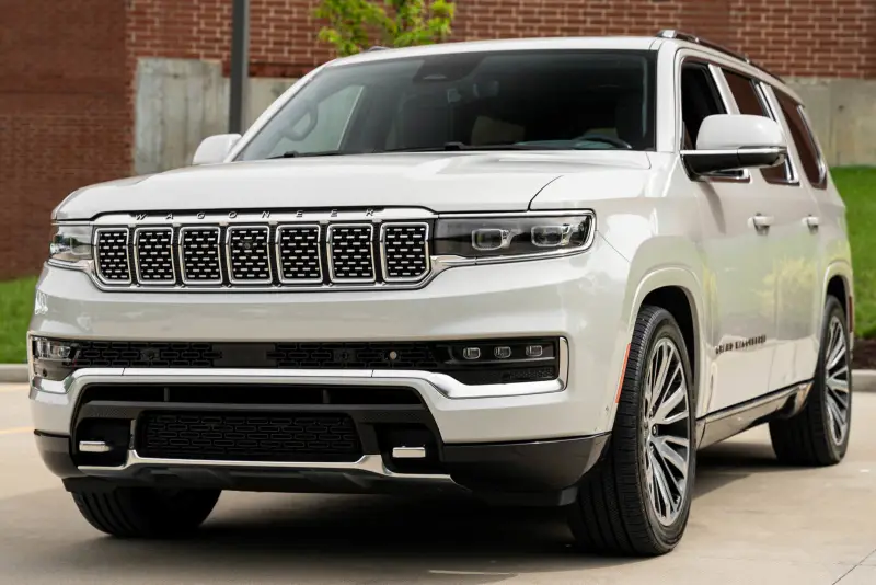 2022 Jeep Grand Wagoneer Series III photo 2