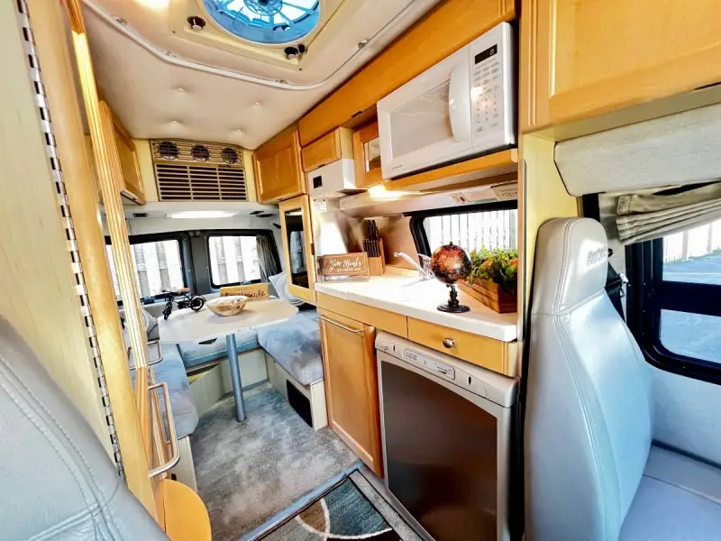 2011 Roadtrek Versatile 190 Class B photo 3