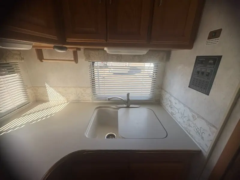 2003 Winnebago Minnie photo 2