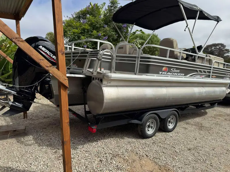 2023 Sun Tracker Tritoon XP3 Fishing Barge 22 DLX photo 10
