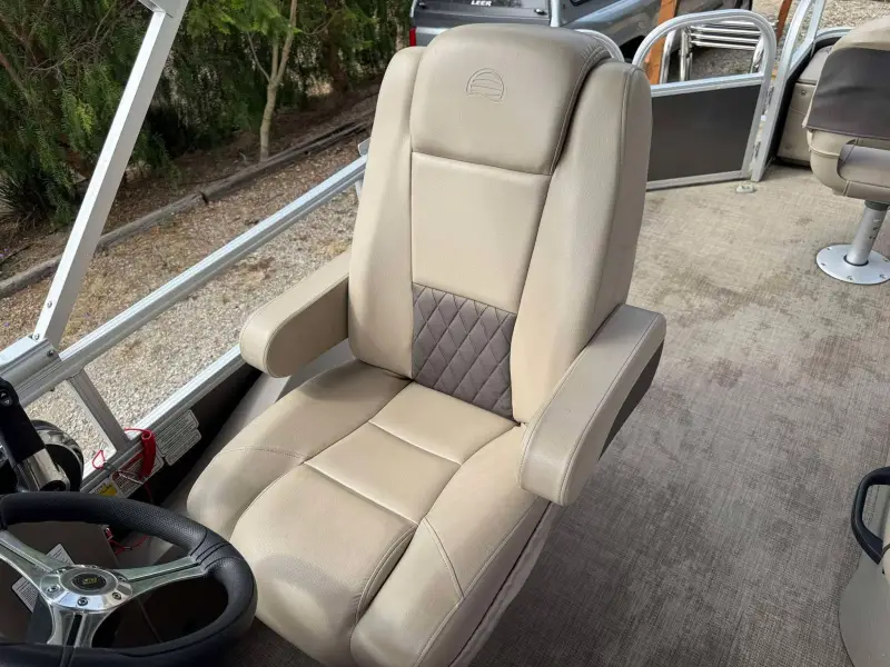 2023 Sun Tracker Tritoon XP3 Fishing Barge 22 DLX photo 12