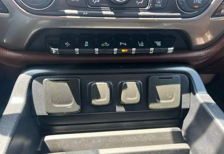 2019 Chevrolet Silverado 3500HD High Country Crew Cab 4x4 photo 24