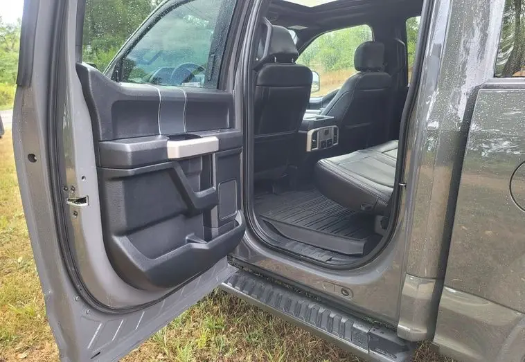 2020 Ford F-150 Lariat SuperCrew photo 30