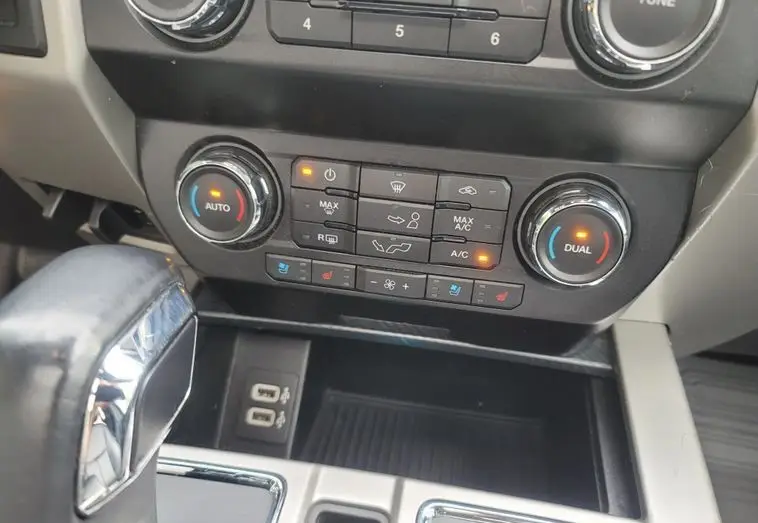 2020 Ford F-150 Lariat SuperCrew photo 26