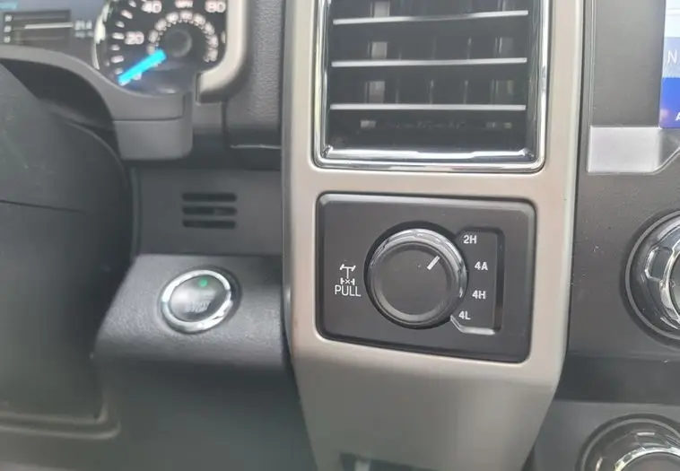 2020 Ford F-150 Lariat SuperCrew photo 24