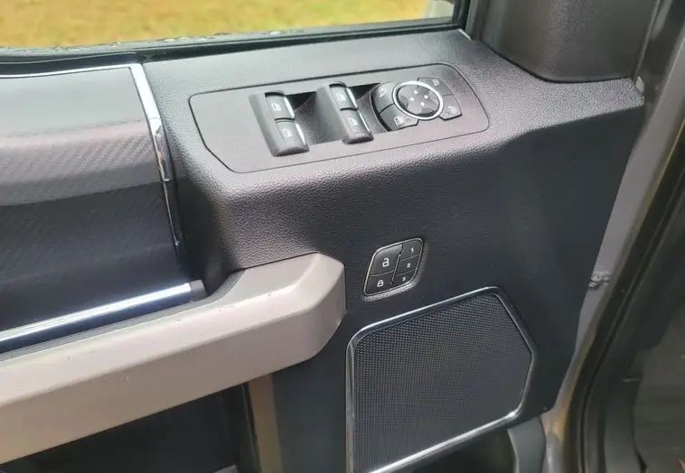 2020 Ford F-150 Lariat SuperCrew photo 29