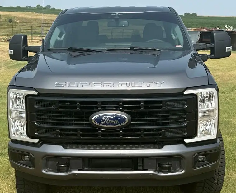 2023 Ford F-250 Super Duty XLT Crew Cab photo 2