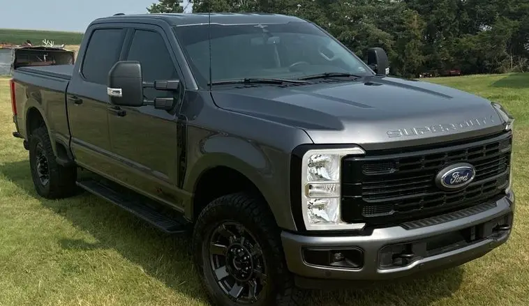 2023 Ford F-250 Super Duty XLT Crew Cab photo 3