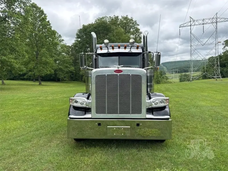 2023 Peterbilt 389 Sleeper photo 2
