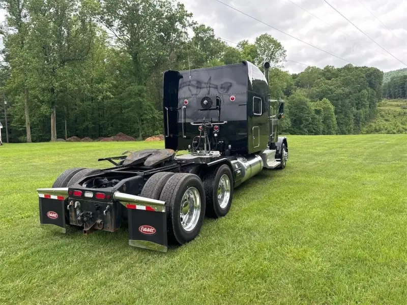 2023 Peterbilt 389 Sleeper photo 5