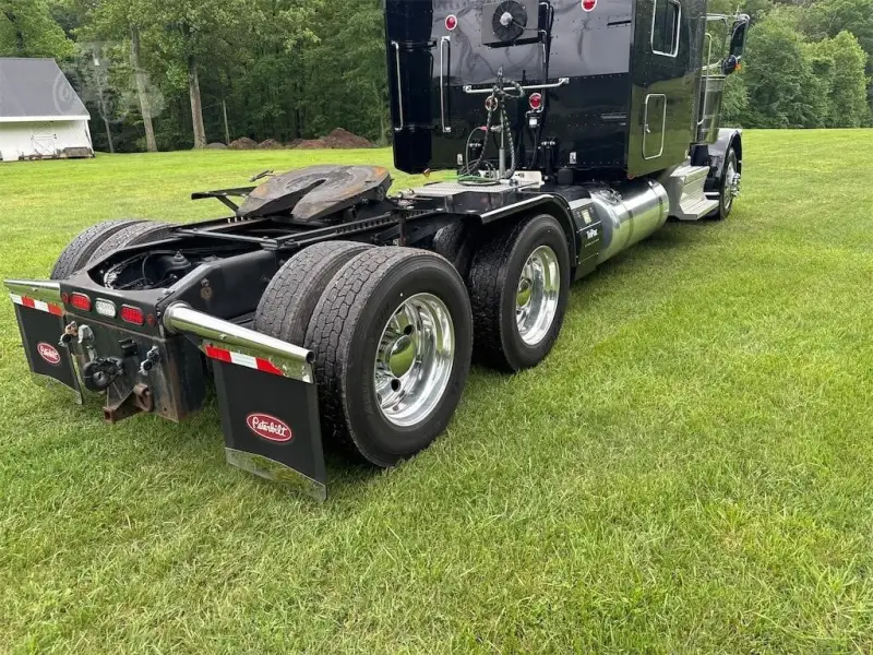 2023 Peterbilt 389 Sleeper photo 15