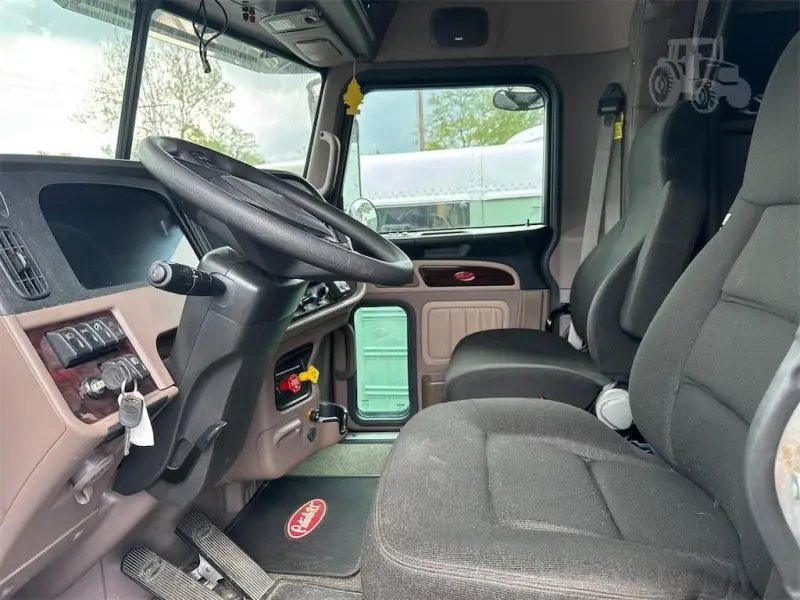 2023 Peterbilt 389 Sleeper photo 19