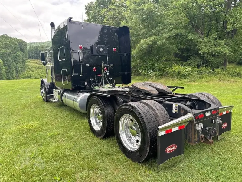2023 Peterbilt 389 Sleeper photo 20