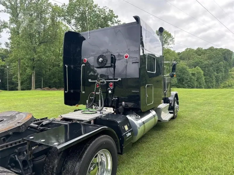 2023 Peterbilt 389 Sleeper photo 4