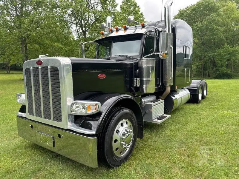 2023 Peterbilt 389 Sleeper photo 1