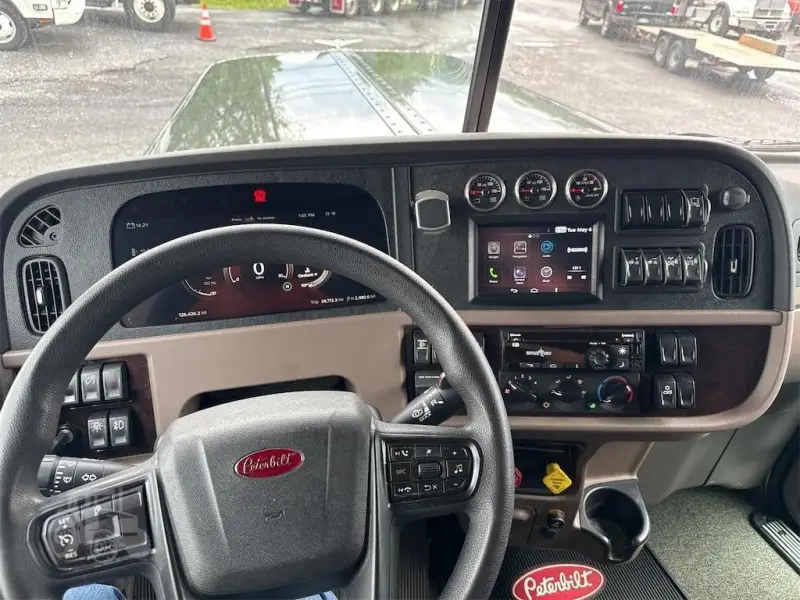 2023 Peterbilt 389 Sleeper photo 7